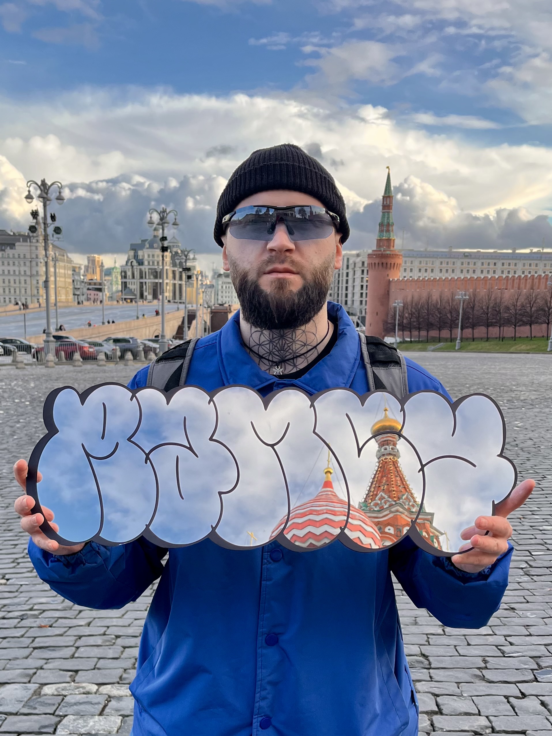 Виталий Гуров за работой над граффити-зеркалом